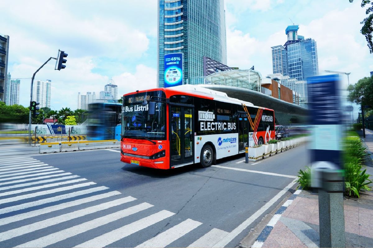 Sewa Iklan Branding Bus Listrik Metrotrans Transjakarta